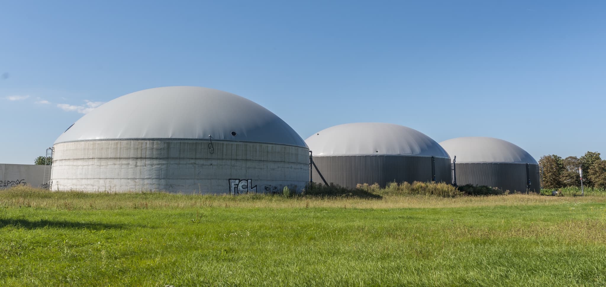 Biogasanlagen auf grüner Wiese in Leipzig
