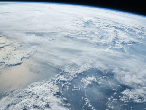 Wolken über dem Meer aus dem Weltraum fotografiert
