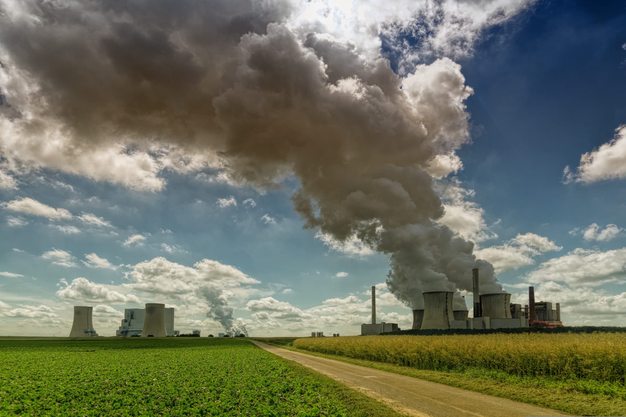 Ein Kraftwerk stößt Emissionen in die Atmosphäre aus